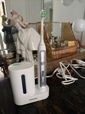 Philips Electric Toothbrush in White, Silver and Green
Never been used !